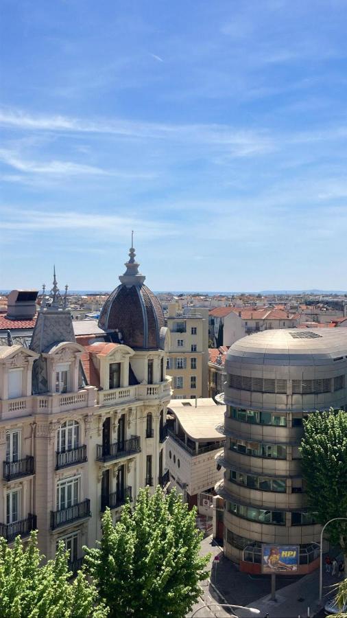 Appartement 2 pièces en étage élevé, centre-ville au calme, petite vue mer Nizza Esterno foto
